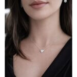 Collier triangle argent 43 cm – Bijou femme moderne porté
