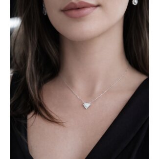 Collier triangle argent 43 cm – Bijou femme moderne porté