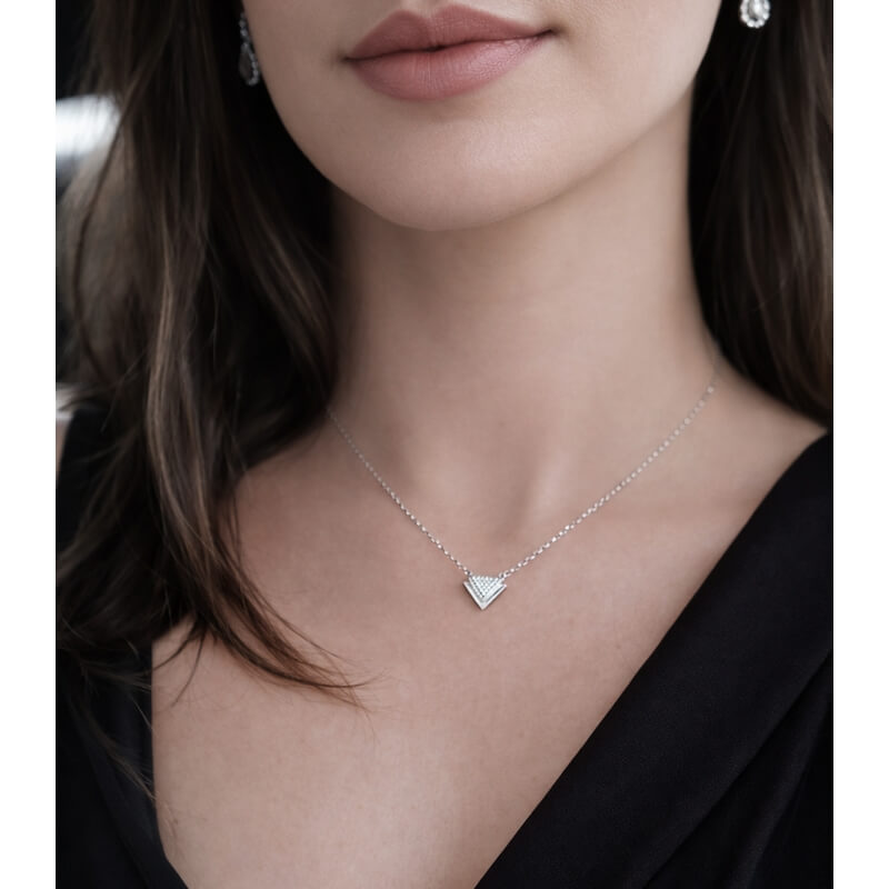 Collier triangle argent 43 cm – Bijou femme moderne porté