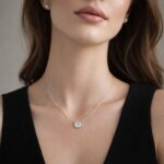 Collier Argent et Oxyde serti clos Femme ROBBEZ MASSON porté.