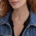 Collier Fleur de Lotus Femme Argent rhodié tendance ROBBEZ MASSON porté