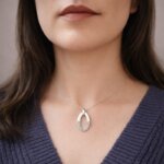 Collier Argent rhodié ovale Femme élégant porté