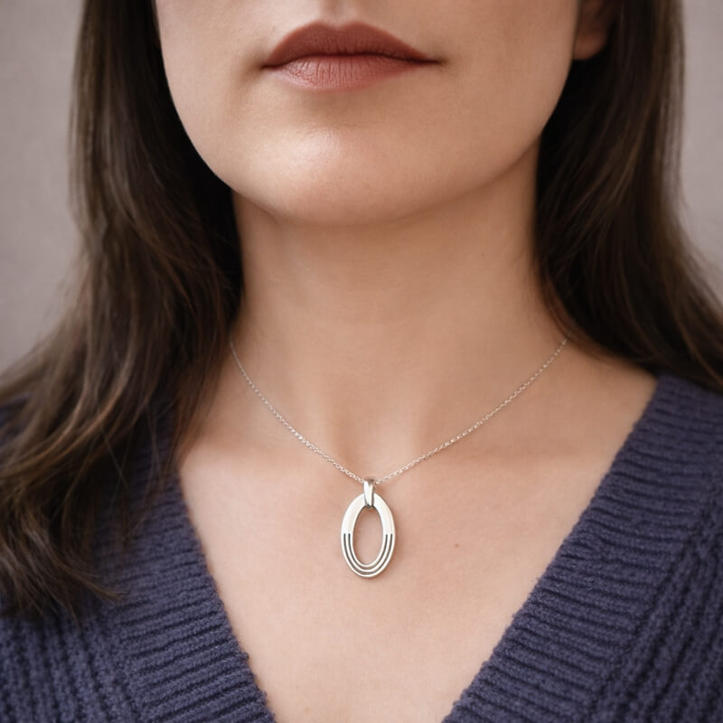 Collier Argent rhodié ovale Femme élégant porté