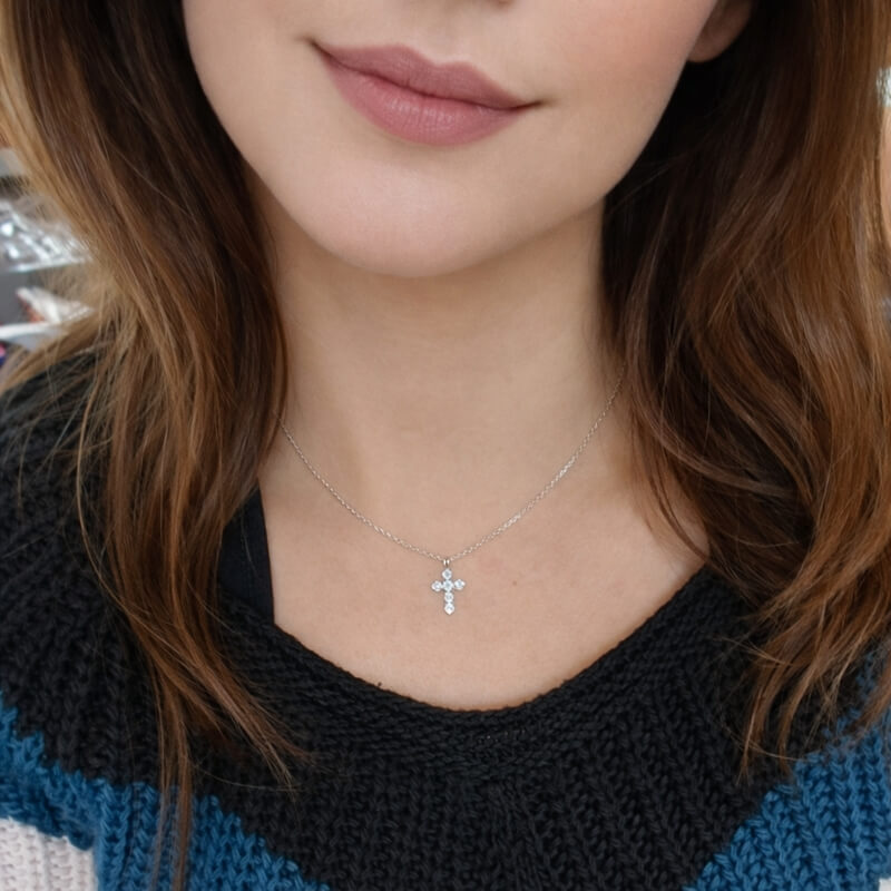 Collier Femme Croix Argent et Oxydes ROBBEZ MASSON porté