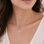 Collier Infini Argent et oxydes Femme ROBBEZ MASSON, porté.