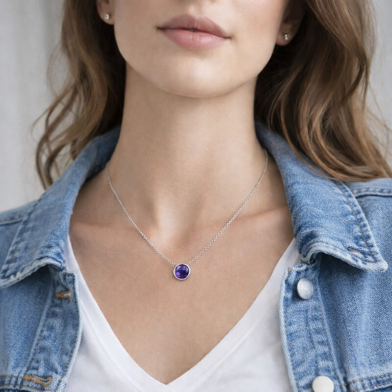 Collier Argent et Oxyde violet serti clos Femme ROBBEZ MASSON porté.