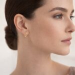 Boucles d'oreilles demi créoles Or jaune 1.2 mm ROBBEZ MASSON portées