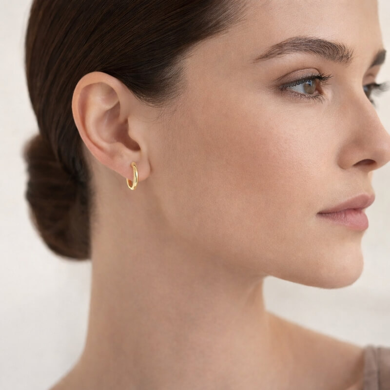 Boucles d'oreilles demi créoles Or jaune 1.2 mm ROBBEZ MASSON portées