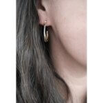 Boucles d'oreilles demi créoles Or jaune et blanc ROBBEZ MASSON, portées.