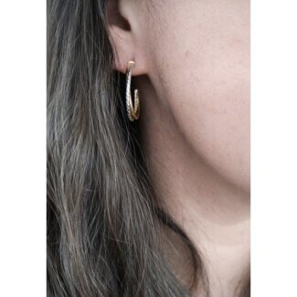 Boucles d'oreilles demi créoles Or jaune et blanc ROBBEZ MASSON, portées.