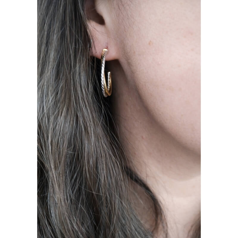 Boucles d'oreilles demi créoles Or jaune et blanc ROBBEZ MASSON, portées.