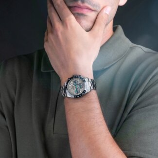 Montre FESTINA Homme Céramique et Acier inoxydable F20703/1 portée.