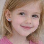 Boucles d’oreilles Papillon bleu Enfant Argent portées