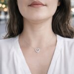 Collier Femme cœur ajouré Argent, Oxydes porté
