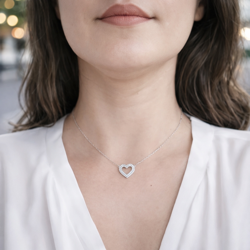 Collier Femme cœur ajouré Argent, Oxydes porté
