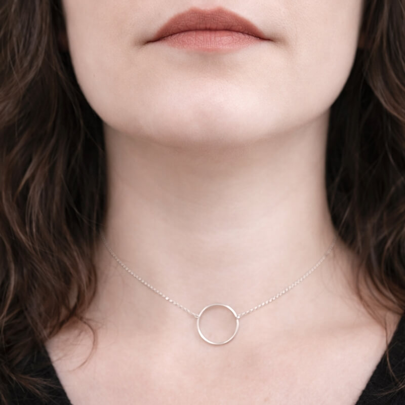 Collier Femme Argent Cercle élégant et moderne porté