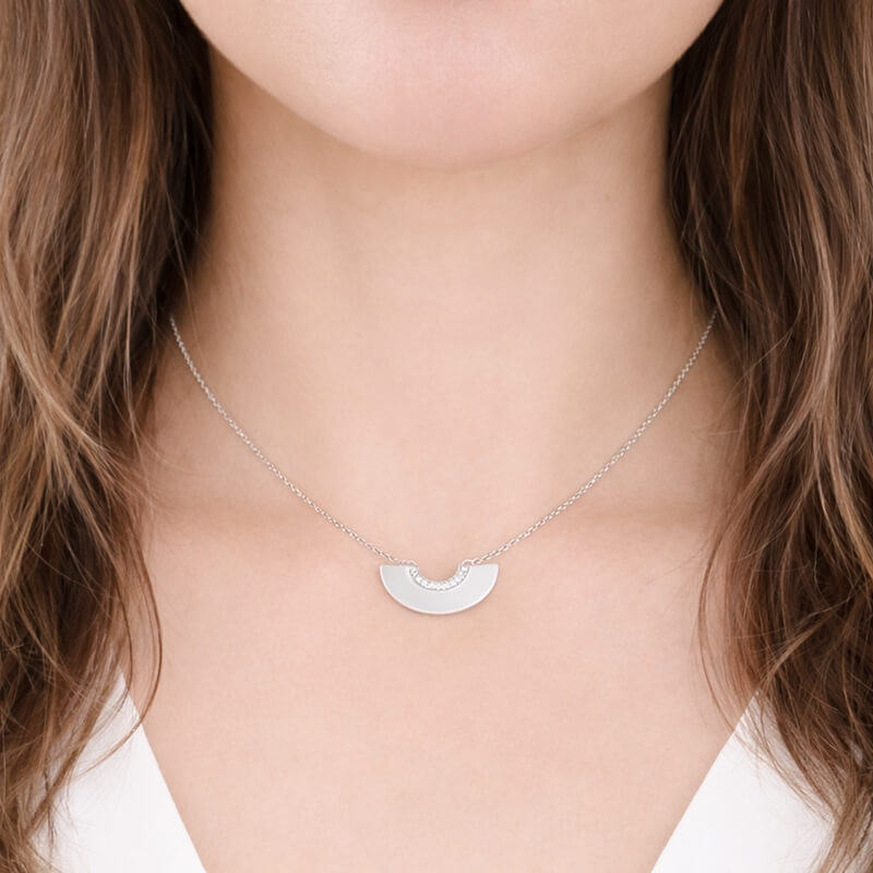 Collier Femme Argent Demi Cercle et Oxydes porté