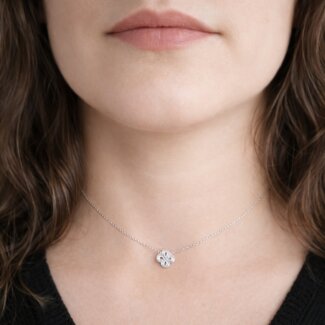 Collier Femme Argent Trèfle, collier porte bonheur élégant porté