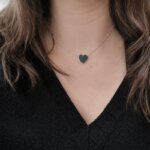 Collier Cœur Femme Argent gravable élégant et intemporel porté