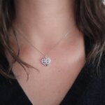Collier Femme Cœur Argent et Oxydes design porté