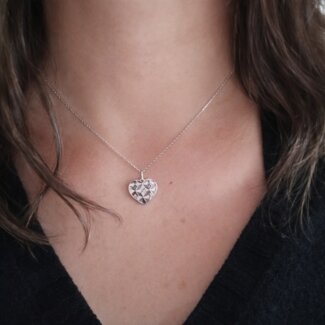 Collier Femme Cœur Argent et Oxydes design porté