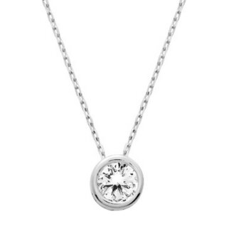 Un collier femme argent oxyde discret et lumineux