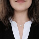 Un collier femme argent oxyde discret et lumineux, porté