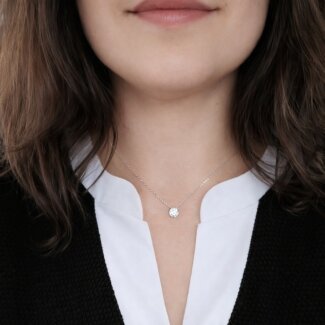 Un collier femme argent oxyde discret et lumineux, porté