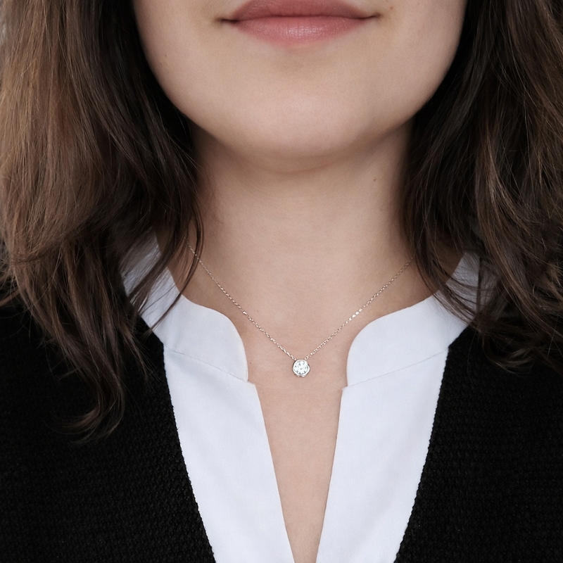 Un collier femme argent oxyde discret et lumineux, porté