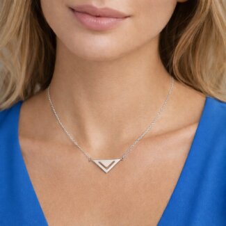 Collier femme triangle argent rhodié – Bijou moderne et élégant, porté