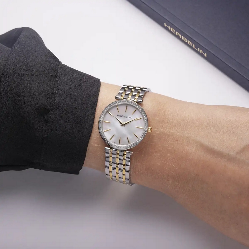 Montre Femme EPSILON HERBELIN Diamants 17116BT68Y19 Nacre et Acier inoxydable bicolore portée