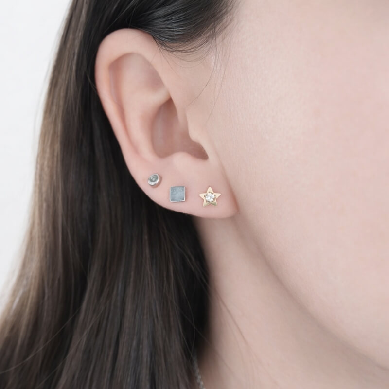 Boucles d’oreilles Étoile Or jaune et Oxydes portées
