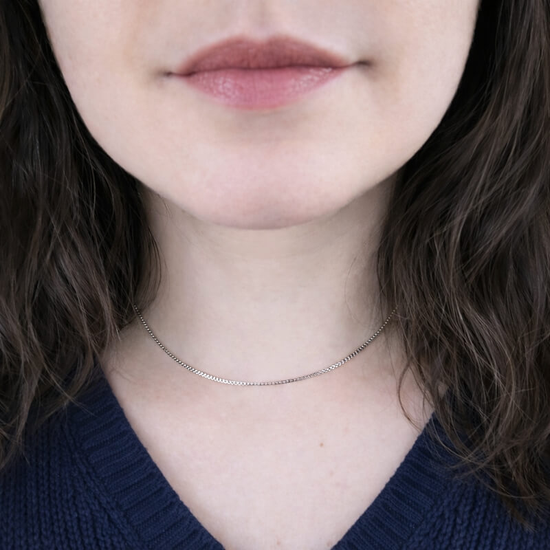 Chaîne femme vénitienne argent 1.2 mm : finesse précieuse et élégance intemporelle, portée