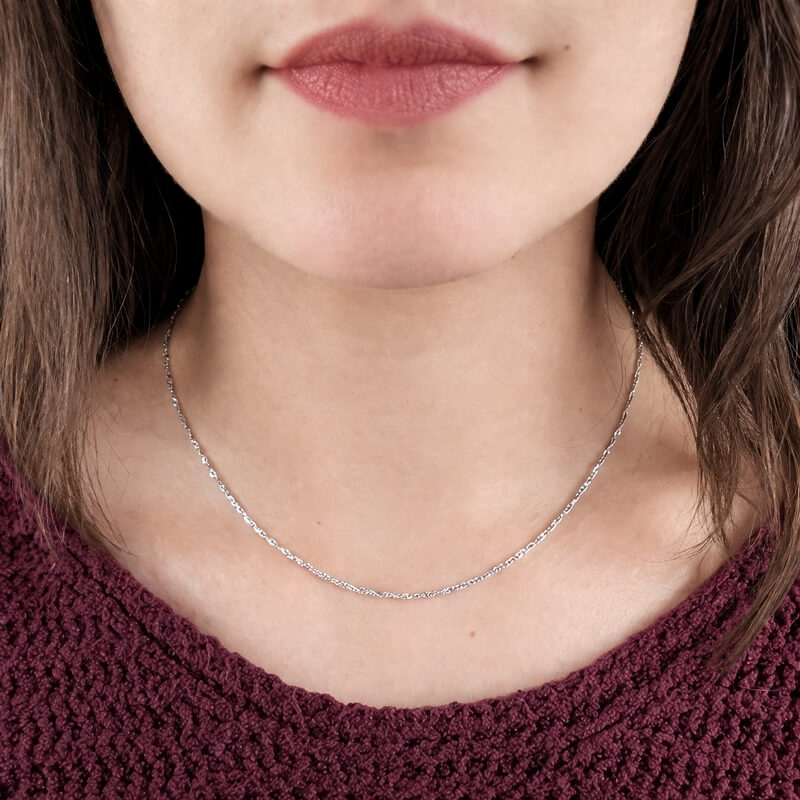 Chaîne Femme Singapour Argent 1.8 mm : éclat torsadé et élégance, portée