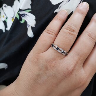 Bague Or blanc, Diamants et Saphirs CHRISTIAN BERNARD, portée
