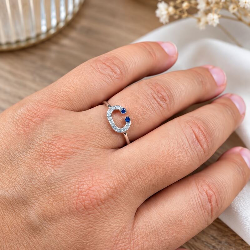 Bague-Femme-Or-blanc-750-saphir-et-Diamant-ORESSENCE-1-5512-21-des-ides-bijoux-portée Bague Or blanc Saphirs et Diamants ORESSENCE, portée.