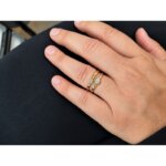 Bague Or jaune et 2 Diamants HAMPTONS by Thomas JAVON, portée.