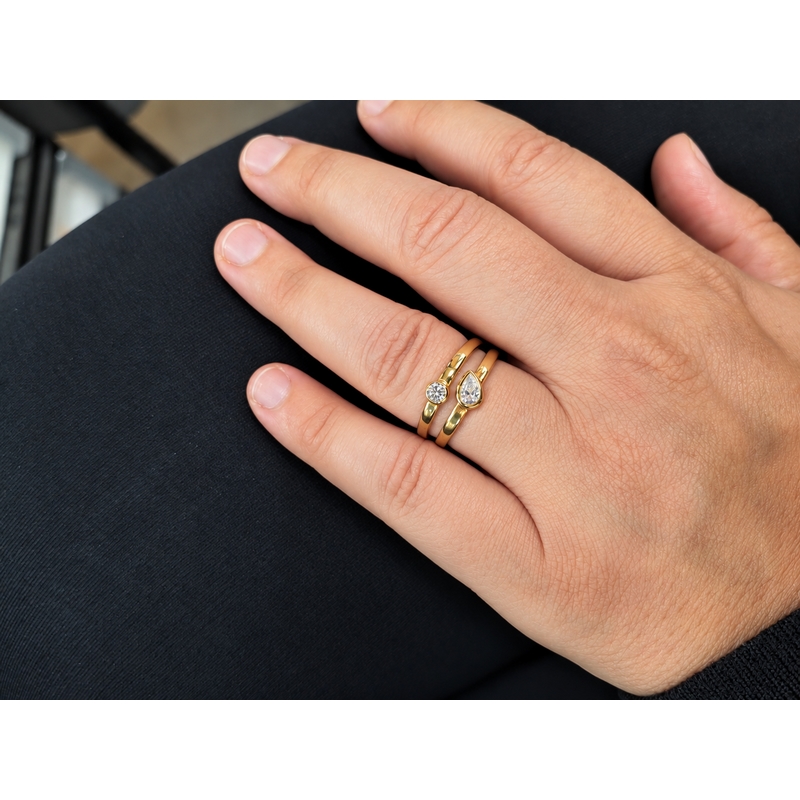 Bague Or jaune et 2 Diamants HAMPTONS by Thomas JAVON, portée.
