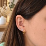 Boucles d'oreilles pendantes Or jaune THOMAS JAVON portées