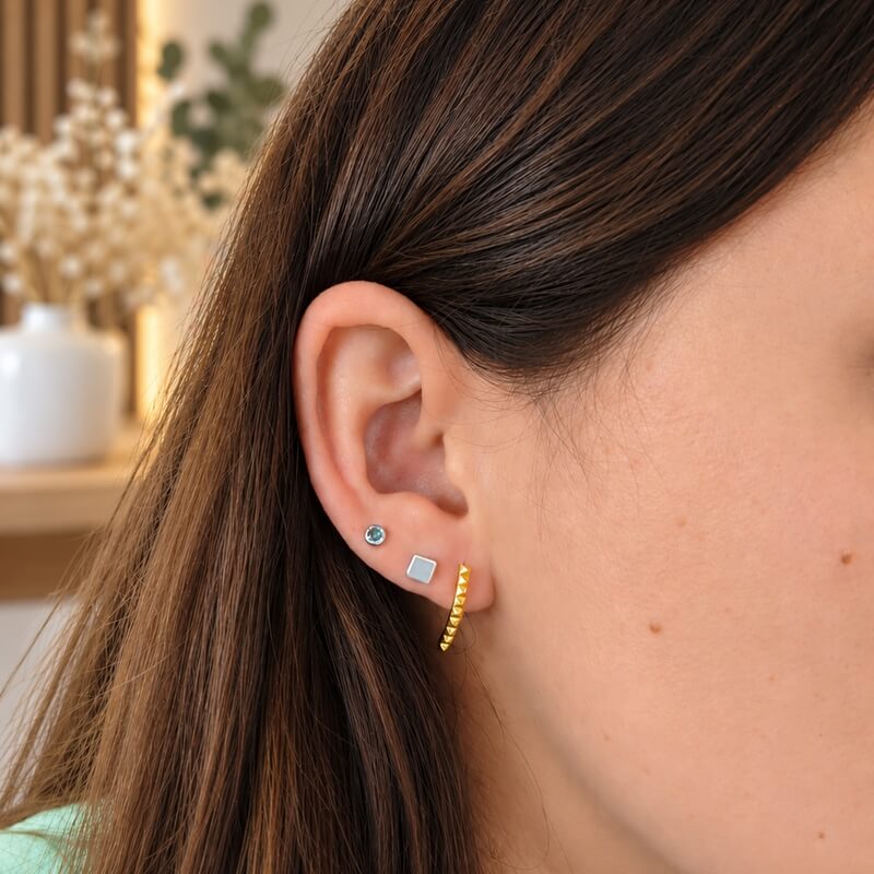 Boucles d'oreilles pendantes Or jaune THOMAS JAVON portées