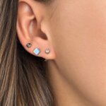 Boucles d'oreilles Femme Or blanc et Diamants HAMPTONS by THOMAS JAVON portées.