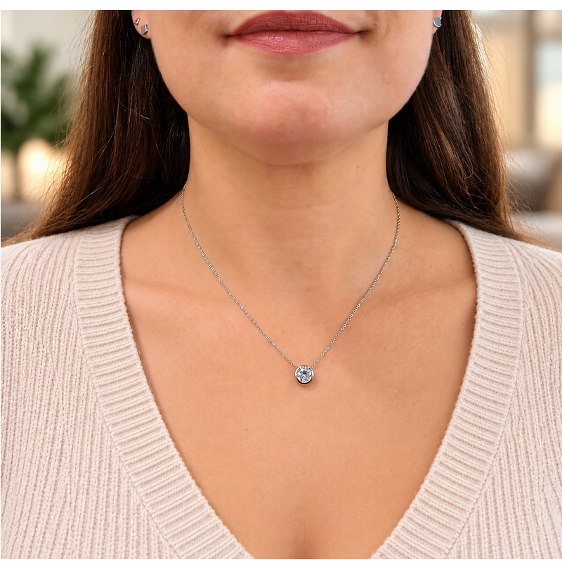 Collier Or blanc et Diamants HAMPTONS by Thomas JAVON porté.