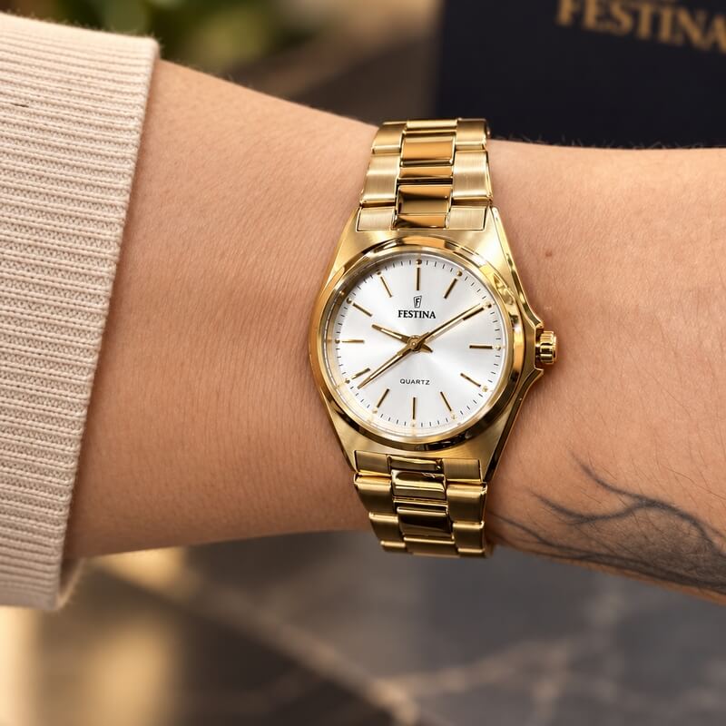 montre-femme-acier-doré-festina-F20557-2-des-idees-bijoux-thomas-javon-portée Montre Femme FESTINA Acier doré F20557/2 classique, portée