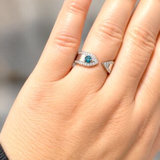 Bague Or blanc Diamants et 1 Diamant bleu THOMAS JAVON, portée