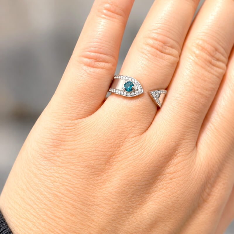 Bague Or blanc Diamants et 1 Diamant bleu THOMAS JAVON, portée