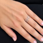 Bague Or blanc et Diamants THOMAS JAVON, portée