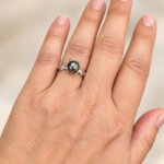 Bague Or blanc et perle de Tahiti THOMAS JAVON, portée.