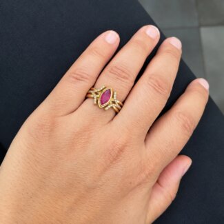 Bague Or jaune Diamants et Rubis THOMAS JAVON, portée.