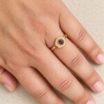 Bague Or jaune Diamants et Rhodolite THOMAS JAVON, portée.