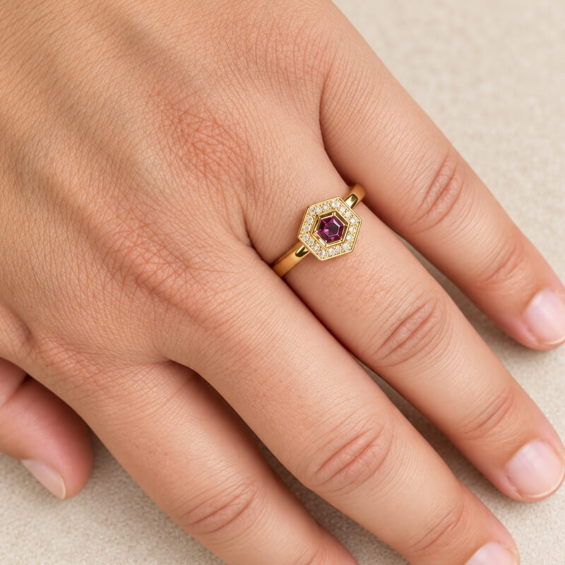 Bague Or jaune Diamants et Rhodolite THOMAS JAVON, portée.